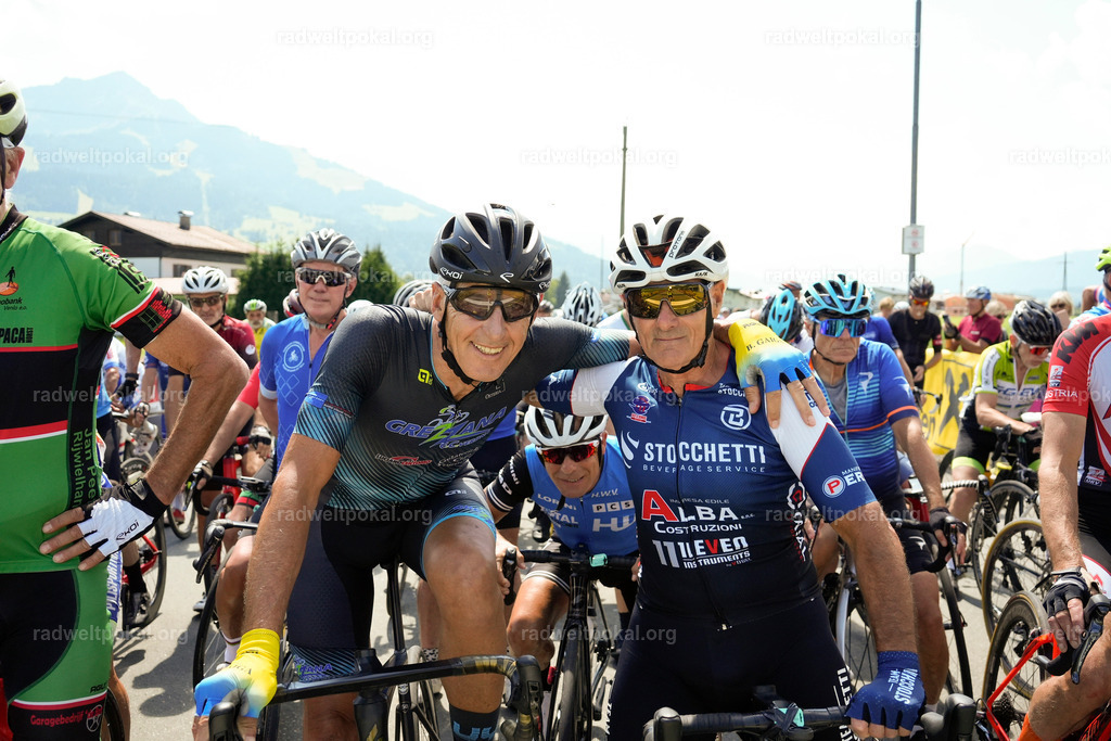 472_20230817_Bewerb_Maenner_Muehlanger | AUT - OESTERREICH, 2023-08-16: SPORT RENNRAD-FAHREN - 55. INTERNATIONALER RADWELTPOKAL IN ST. JOHANN IN TIROL  - Vintage-Radrennen mit WM-Bronze-Medaillen-Siegerin Christina Schweinberger, den Teilnehmer und Alexander Baumann (vom Orginastions-Team) - TAG 2 BEWERB MAENNER IN SECHS GRUPPEN  ; Foto: Roland Muehlanger