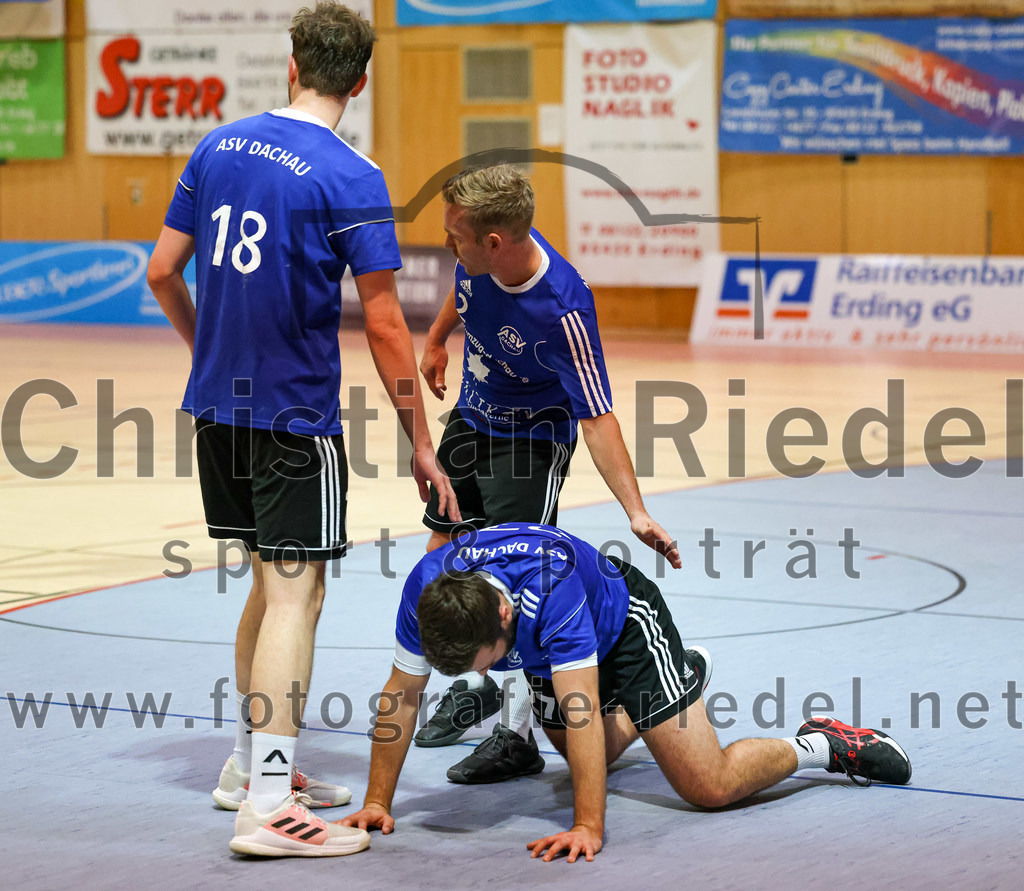2022-10-08_082_SpVgg_Altenerding_gegen_ASV_Dachau | Erding, Deutschland, 08.10.2022:
Handball, Bezirksoberliga Männer 2022 / 2023, 4. Spieltag, SpVgg Altenerding gegen ASV Dachau, Endergebnis: 23:23

Moritz Deichl (ASV Dachau, #18), Maximilian Hauß (ASV Dachau, #2), Ludwig Streller (ASV Dachau, #27)

Foto: Christian Riedel / fotografie-riedel.net