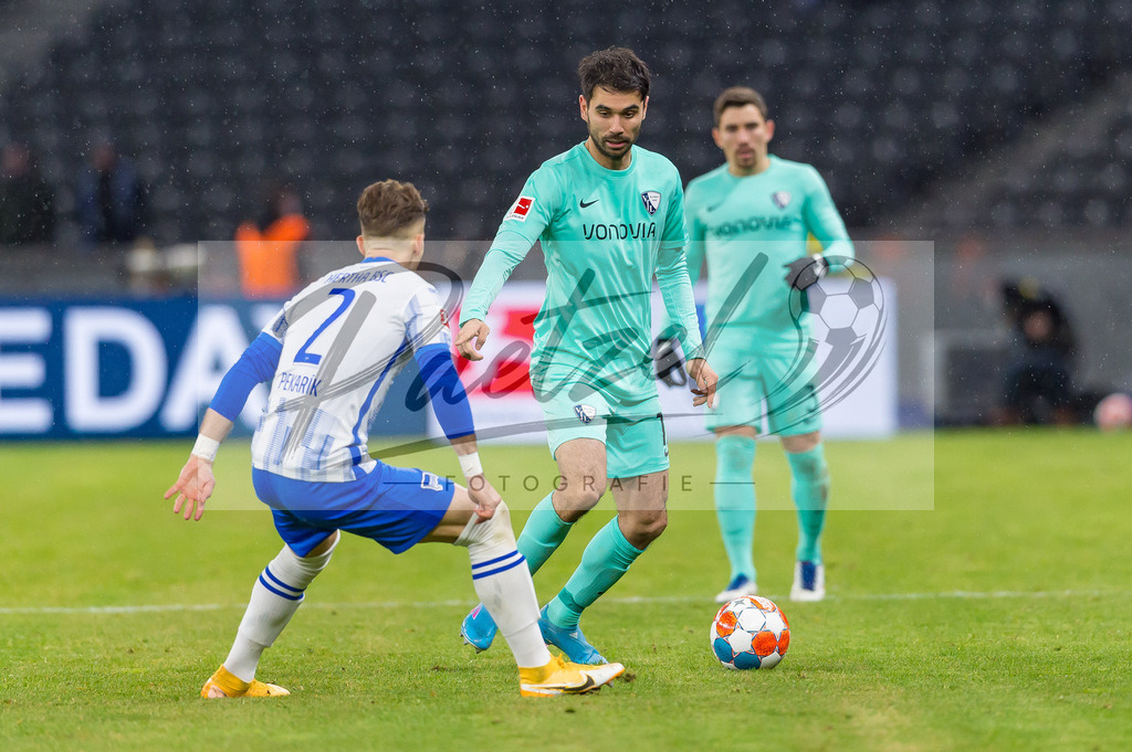 HERBOC20220204_266 | Fussball, Herren: Peter Pekarik (Hertha BSC) und Gerrit Holtmann (VfL Bochum) im Zweikampf bei dem Spiel der 1. Bundesliga zwischen Hertha BSC und VfL Bochum im Olypiastadion am 04.02.2022 in Berlin, Deutschland.DFB / DFL REGULATIONS PROHIBIT ANY USE OF PHOTOGRAPHS AS IMAGE SEQUENCES AND/OR QUASI-VIDEO. - Realisiert mit Pictrs.com