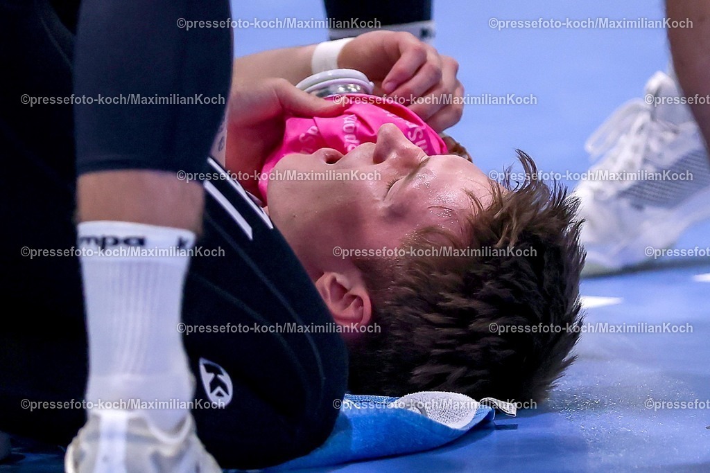 Gum30042601082 | 30.04.2026, Handball, 1. HBL, VfL Gummersbach - Frisch Auf! Göppingen, Saison 2025 / 2026 Herren, Schwalbe-Arena: Oskar Neudeck (Frisch Auf Göppingen #02) liegt nach einem Schlag ins Gesicht mit Schmerzen auf dem Spielfeld 