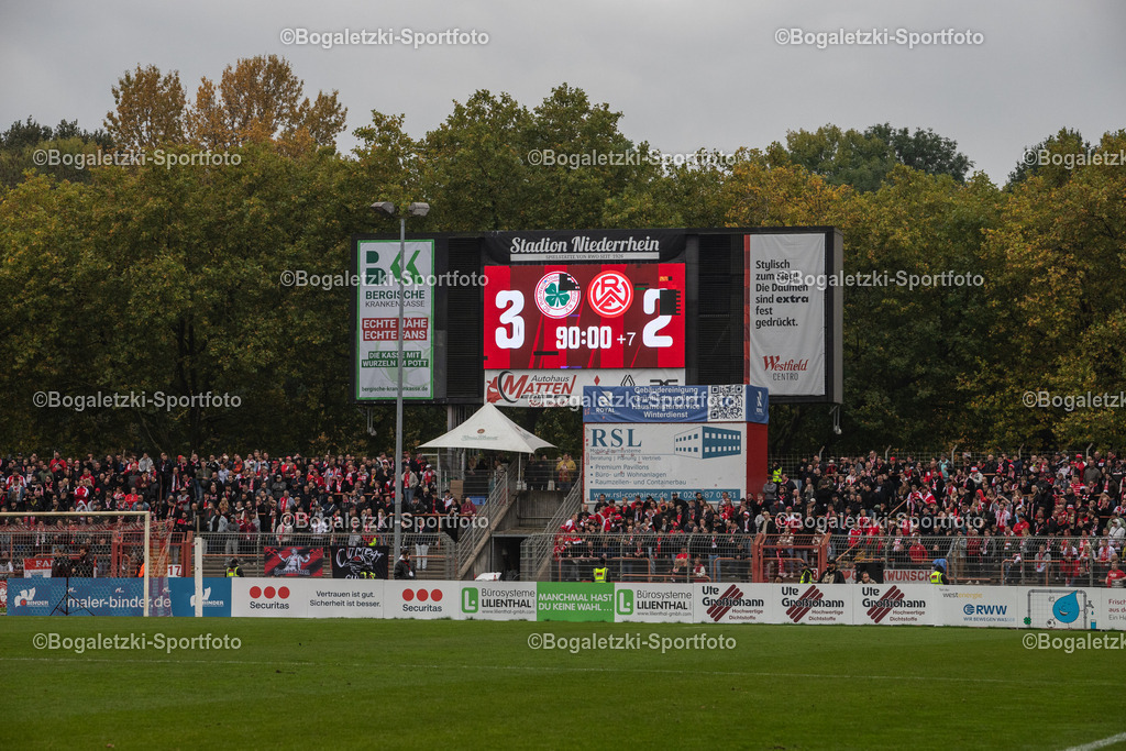 Anzeigetafel Endstand | 11.10.2025, Fußball, Niederrheinpokal, Rot-Weiß Oberhausen - Rot-Weiss Essen: Die Anzeigetafel zeigt den Spielstand nach 90min + 7 Minuten Nachspielzeit an. Darunter der Essener Fanblock - Realisiert mit Pictrs.com