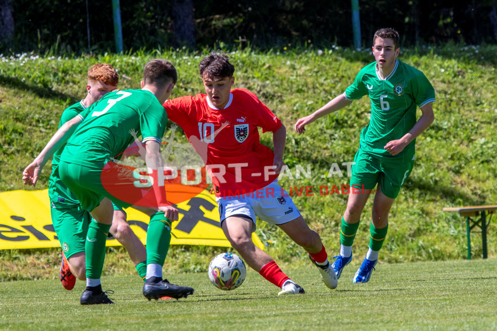 Fußball Halbfinale | Fabio Ebner (U15 Österreich #10) Ben Dumigan (U15 Irland #3) Jason Spelman (U15 Irland #6) Sean Spaight (U15 Irland #5) Fußball Halbfinale, Irland U15 - Österreich U15 am 29.04.2024 in Arnoldstein (Sportplatz), Austria, (Photo by Ernst Krawagner sport-fan.at) - Realisiert mit Pictrs.com