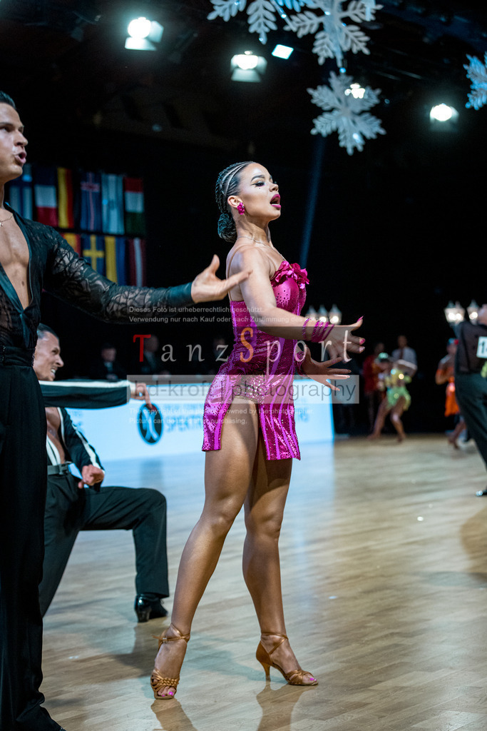 20251212_WDSF_World_Ch_Cup_RS-Lat_1376-2 | Tanzsportbilder, Standardtanz, Lateintanz, WDSF, DTV, LTVB, dancecomp, goc, hessen tanzt, blaues band der spree, walzer, tango, wiener walzer, slowfox, quickstepp, samba, rumba, cha-cha-cha, paso doble. jive, hd-kroft photography, turniertanzsport