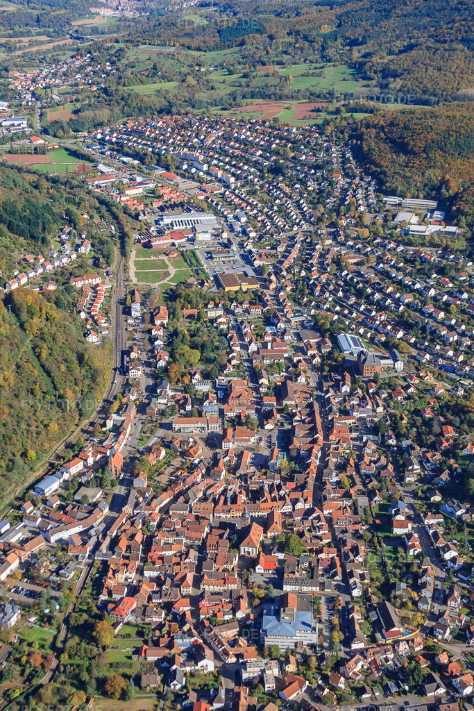 Luftbild: Stadtübersicht aus Osten in Annweiler am Trifels im Bundesland Rheinland-Pfalz in Deutschland. Foto: IMG_34759.jpg vom 26.10.2010 durch Werner Riehm/FLY-FOTO.deAuflösung des Originals: 2960 x 4440 px