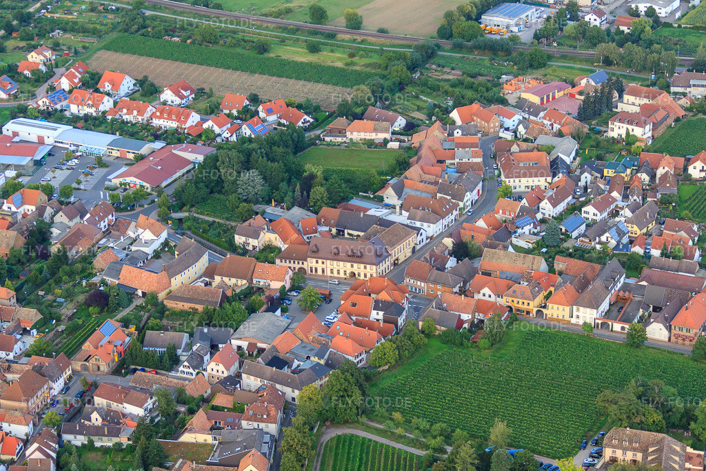 Luftbild: Speyerer Straße x Staatsstr in Edesheim im Bundesland Rheinland-Pfalz in Deutschland. Foto: IMG_33101.jpg vom 04.09.2010 durch Werner Riehm/FLY-FOTO.de