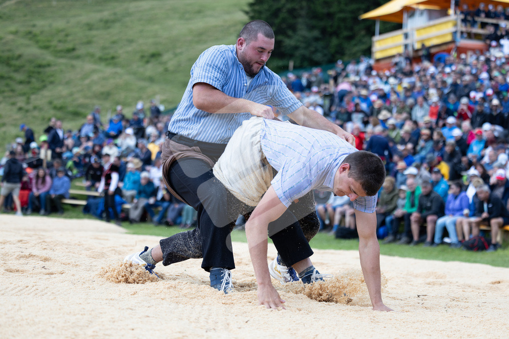 Rigi2025_0673 | Die Schwinger des Schwyzer Kantonalen Schwingerverbandes: Fotos, die Dynamik und Leidenschaft festhalten, sowie emotionale Momente aus dem traditionellen Schwingsport zeigen. - Realisiert mit Pictrs.com
