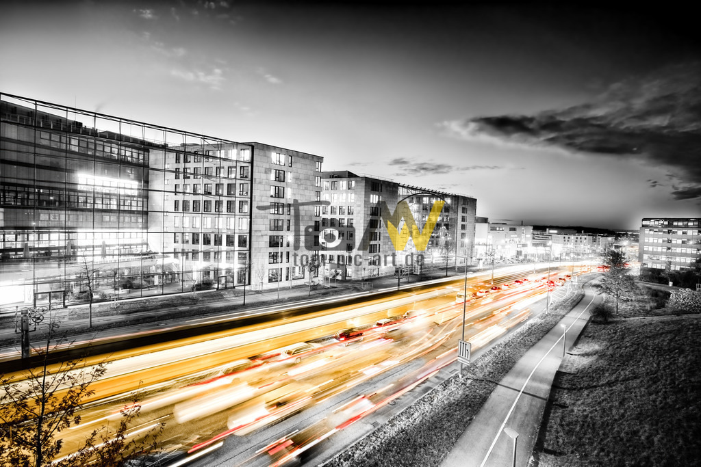 Verkehr Stuttgart B27 in den Abendstunden | Der Feierabend Verkehr am Stuttgarter Pragsattel ist in den Abendstunden sehr hoch. - Realisiert mit Pictrs.com