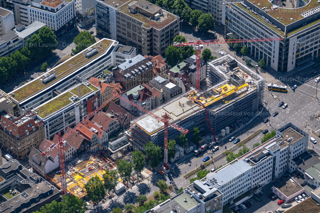 4034790 | STUTTGART 22.07.2020 Baustelle zum Neubau eines Mehrfamilien- Wohn- und Geschäftshauses des Projekts "Calwer Passage" mit Büros und Einkaufszentrum im Ortsteil Neue Vorstadt in Stuttgart im Bundesland Baden-Württemberg, Deutschland. Weiterführende Informationen bei: Ferdinand Piëch Holding GmbH,  Schwarz Architekten und Planungsgesellschaft mbH & Co. KG,  Tennigkeit + Fehrle Architekten Partnerschaft,  Werner Sobek AG,  Wolfer & Goebel Bau GmbH,  ingenhoven architects. // Construction site for the new residential and commercial building of Projekts "Calwer Passage" with offices and shopping mall in the district Neue Vorstadt in Stuttgart in the state Baden-Wurttemberg, Germany. Further information at: Ferdinand Piech Holding GmbH,  Schwarz Architekten und Planungsgesellschaft mbH & Co. KG,  Tennigkeit + Fehrle Architekten Partnerschaft,  Werner Sobek AG,  Wolfer & Goebel Bau GmbH,  ingenhoven architects. Foto: Gerhard Launer