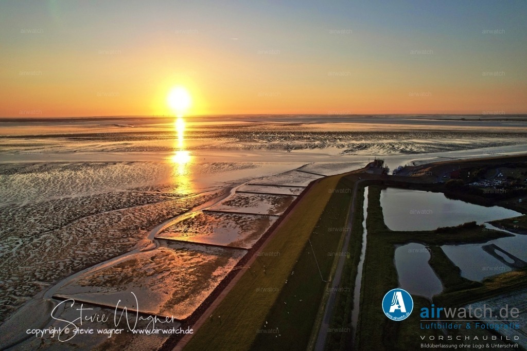 Luftbild Nordstrand, LangerDeich, Dreisprung, Püttenweg, Trendermarsch, Westen, Husumer Bucht | Luftbild Nordstrand, LangerDeich, Dreisprung, Püttenweg, Trendermarsch, Westen, Fuhlehörn, Husumer Bucht - Nordstrand ist eine Marschinsel in Schleswig-Holstein an der deutschen Nordseeküste und Teil des UNESCO-Weltnaturerbes Wattenmeer. Die Insel ist bekannt für ihre ruhige, grüne Landschaft, weite Felder, Salzwiesen und einen gut erhaltenen Naturraum, der ideal für Erholung und Naturliebhaber ist. Das „Grüne Wegshörn“ bezeichnet eine Landzunge oder eine charakteristische Stelle auf Nordstrand, die landschaftlich hervorsticht und möglicherweise Teil eines Wanderwegenetzes ist, das durch die unberührte Marsch führt.