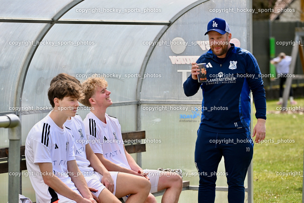 SV Rothenthurn vs. FC Dölsach | Headcoach FC Dölsach Andreas Wenger, Spielerbank FC Dölsach, SV Rothenthurn vs. FC Dölsach, SV Rothenthurn vs. FC Dölsach am 04.04.2026 in Rothenthurn (Sportplatz Rothenthurn), Austria, (Photo by Bernd Stefan)