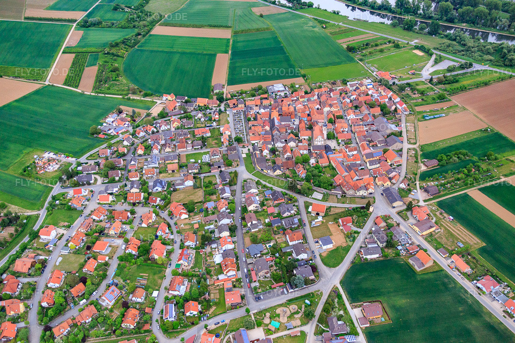 Luftbild: Ringgasse, Hadergasse im Ortsteil Untereisenheim in Eisenheim im Bundesland Bayern in Deutschland. Foto: IMG_078854.jpg vom 14.05.2015 durch Werner Riehm/FLY-FOTO.de