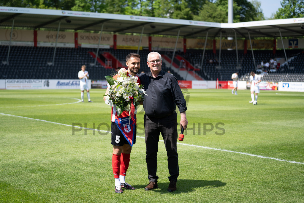 SG Sonnenhof Großaspach vs. SG Barockstadt Fulda-Lehnerz, Fussball, Regionalliga Suedwest, 33. Spieltag, 09.05.2026 | Volkan Celiktas (SG Sonnenhof Großaspach, #05) bekommt ein Blumenstrauss uebergeben durch einen Verantwortlichen von SG Barockstadt Fulda-Lehnerz,SG Sonnenhof Großaspach vs. SG Barockstadt Fulda-Lehnerz, Fussball, Regionalliga Suedwest, 33. Spieltag, 09.05.2026