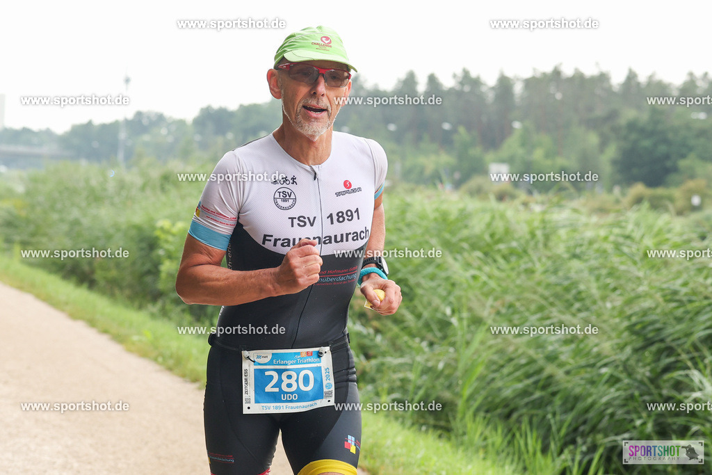 LUR_1753 | 34. M-net Erlanger Triathlon 2025 #erlangertriathlon  #mnettriathlon2025 #mnettriathlon #team #olympischedistanz #mitteldistanz #triathlon #maindonaukanal  #erlangertriathlon2025 #yourpictrs #tv1848 #tv1848erlangen  #triathlonbayern #sportinerlangen #demsportverbunden #sportshot_your_pictrs Copyright: www.sportshot.de