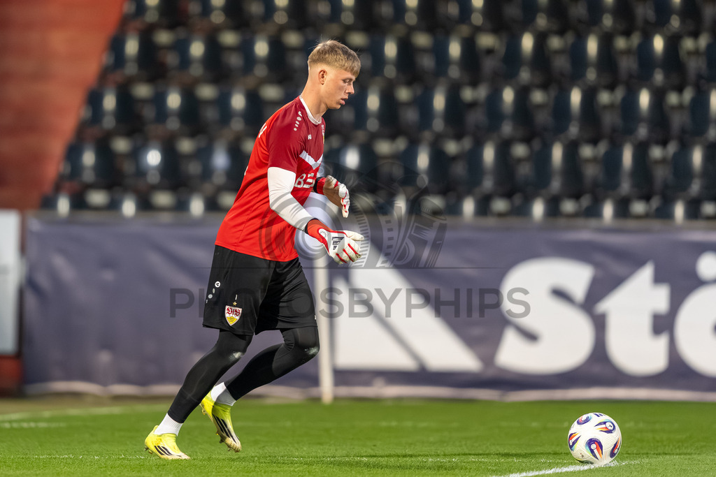 VfB Stuttgart II vs. FC Energie Cottbus, Fussball, 3.Liga, 27. Spieltag, Saison 2025/2026, 03.03.2026 | Florian Pascal Hellstern (VfB Stuttgart II, #01),VfB Stuttgart II vs. FC Energie Cottbus, Fussball, 3.Liga, 27. Spieltag, Saison 2025/2026, 03.03.2026Foto: photosbyphips/Philip Ziegler