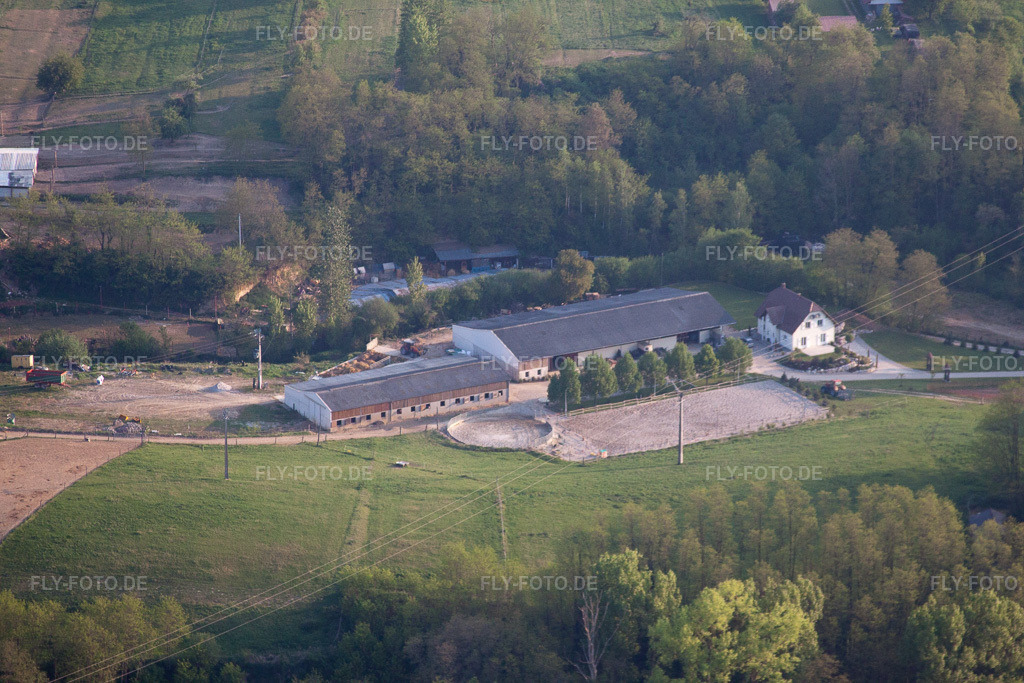 Luftbild: Haras de la Née in Mothern im Bundesland Bas-Rhin in Frankreich. – Foto: IMG_40333.jpg vom 22.04.2011 durch Werner Riehm/FLY-FOTO.de – Auflösung des Originals: 4752 x 3168 px