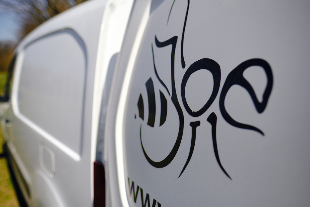 Logo Aufschrift auf dem Auto | Bisamberg, Austria - March 30, 2021; Bio-Imkerei Biene Joe; Logo Aufschrift auf dem Auto. - Realisiert mit Pictrs.com