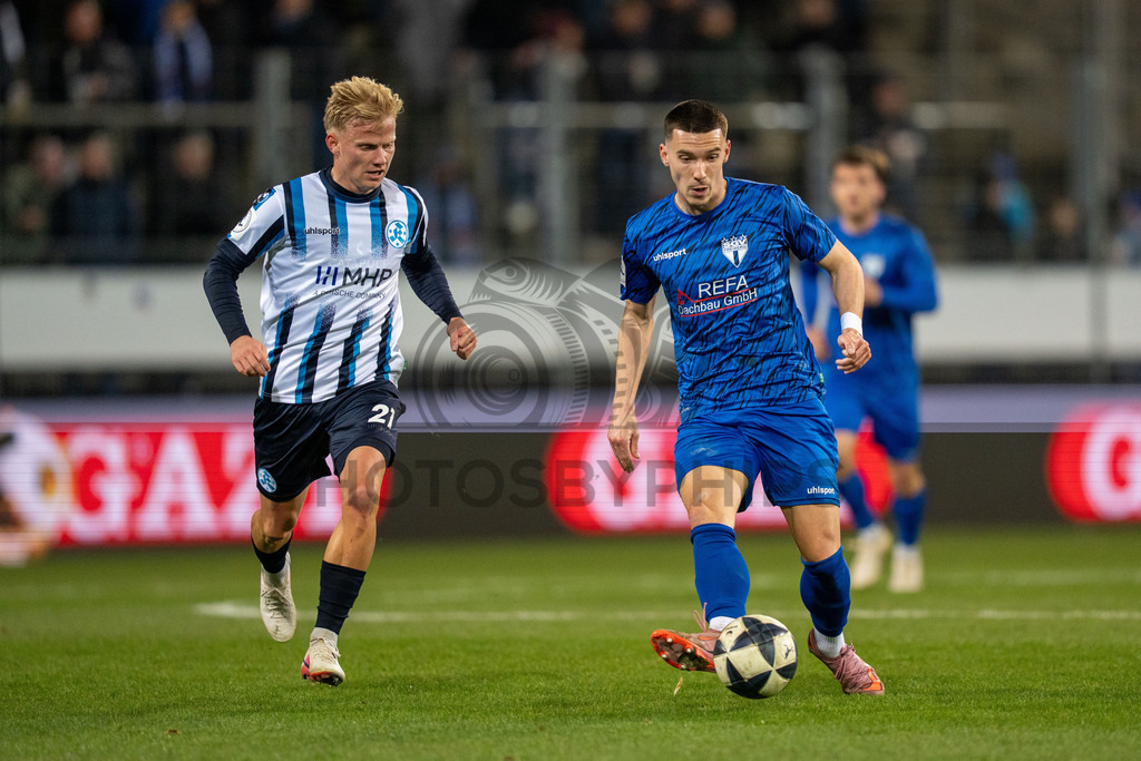 SV Stuttgarter Kickers vs. SGV Freiberg, Fussball, WFV-Pokal, Viertelfinale, 17.03.2026 | Gal Grobelnik (SGV Freiberg, #29) am Ball, links im Bild befindet sich Per Lockl (SV Stuttgarter Kickers, #21),SV Stuttgarter Kickers vs. SGV Freiberg, Fussball, WFV-Pokal, Viertelfinale, 17.03.2026Foto: photosbyphips/Philip Ziegler