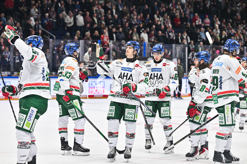 Eisbären Berlin - Augsburger Panther | BERLIN, GERMANY - 04. JANUARY: Die Spieler der Panther bedanken sich bei den mitgereisten Fans aus Augsburg nach dem Match zwischen den Eisbären Berlin und den Augsburger Panthern am 36. Spieltag der Penny DEL in der UBER Arena