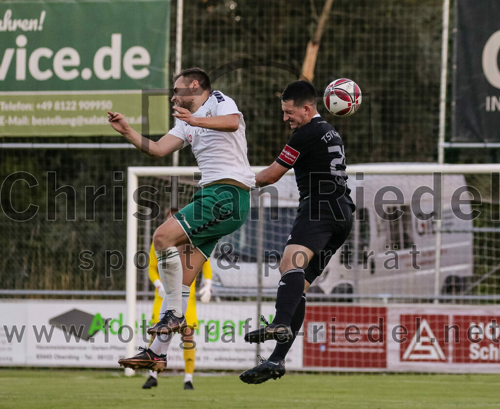 2023-08-18_065_FC_Schwaig_gegen_TSV_Kastl | Oberding, Deutschland, 18.08.2023:
Fußball, Landesliga Südost 2023 / 2024, 7. Spieltag, FC Schwaig gegen TSV Kastl, Endergebnis: 2:2

Tobias Bartl (FC Schwaig, #37), Tobias Urban (TSV Kastl, #21)

Foto: Christian Riedel / fotografie-riedel.net