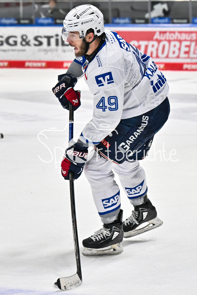 Augsburger Panther - Adler Mannheim | AUGSBURG, GERMANY - 28. DECEMBER: am Puck Lukas KÄLBLE (Adler Mannheim 49) / Einzelfoto / Freisteller während dem Match zwischen den Augsburger Panthern und den Adler Mannehim am 33. Spieltag der Penny DEL im Curt Frenzel Stadion