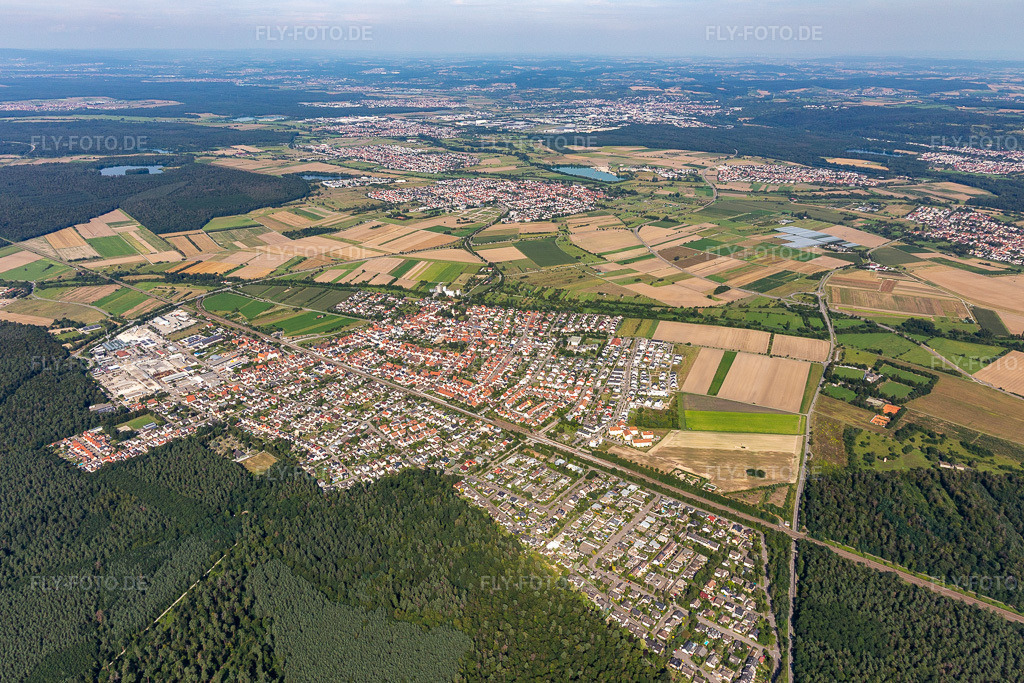 Luftbild: Ortsansicht der Straßen und Häuser der Wohngebiete im Ortsteil Friedrichstal in Stutensee im Bundesland Baden-Württemberg in Deutschland. Foto: IMG_128044.jpg vom 12.08.2021 durch Werner Riehm/FLY-FOTO.de