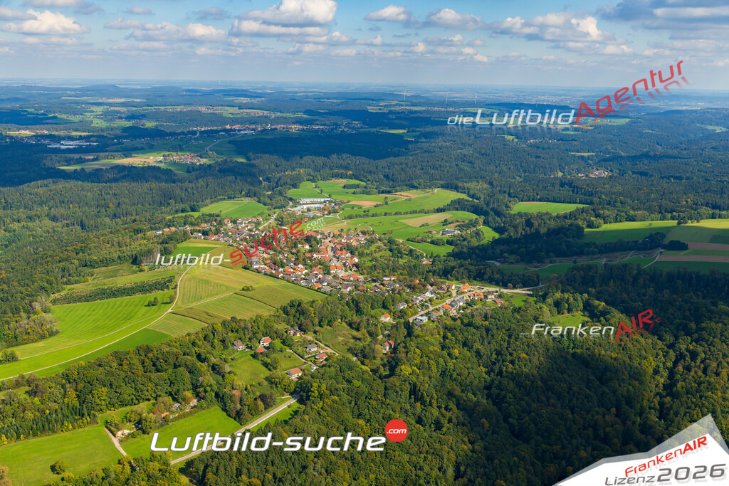 Luftaufnahme der Stadt Großerlach - Die Luftaufnahme wurde 2025 vom UL-Flugzeug heraus erstellt ( keine Drohne ) - Hochauflösende Luftaufnahme - für professionelle Ausdrucke geeignet. Die Geschenkidee !Mit Lizenz und Bildrechte bestellbar