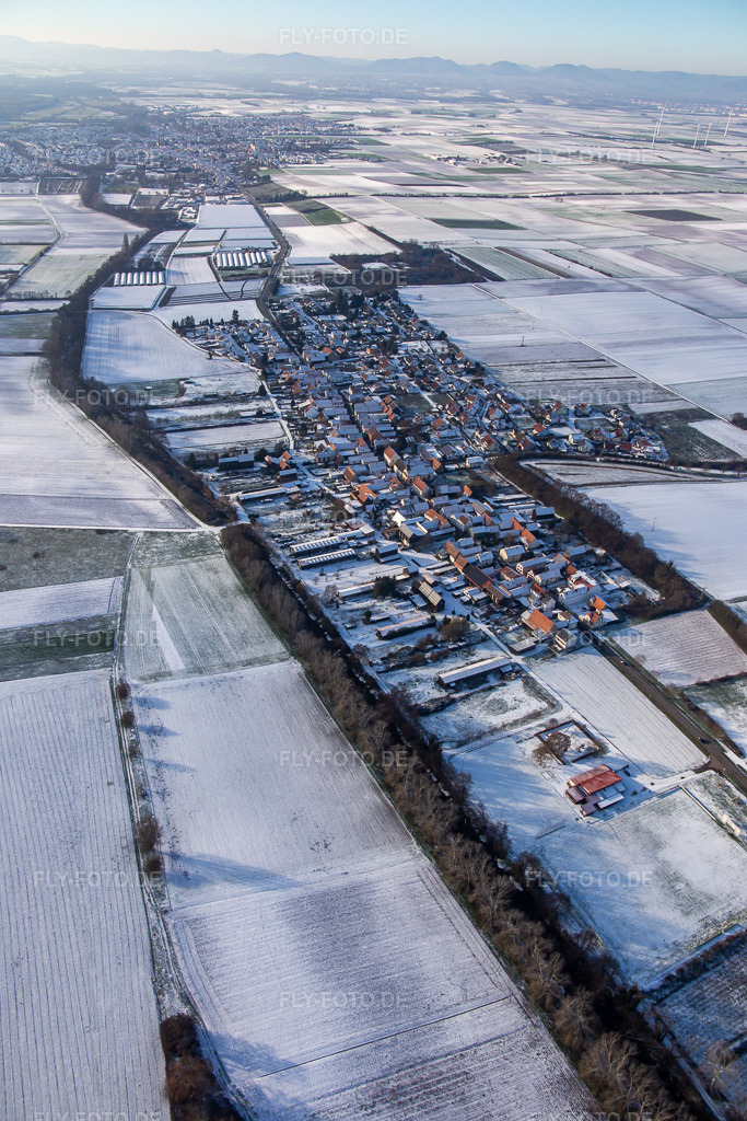 Luftbild: im Winter bei Schnee in Herxheimweyher im Bundesland Rheinland-Pfalz in Deutschland. Foto: IMG_135505.jpg vom 16.12.2022 durch Werner Riehm/FLY-FOTO.de