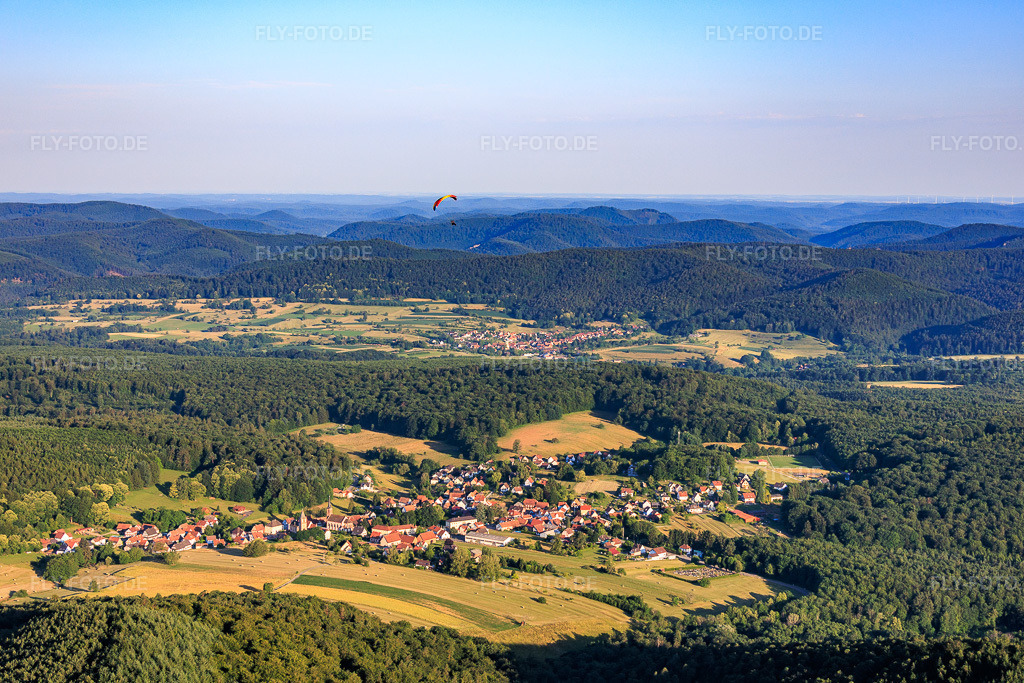 Luftbild: Dorfansicht aus Osten mit Paragleiter in Climbach im Bundesland Bas-Rhin in Frankreich. – Foto: IMG_157676.jpg vom 19.06.2026 durch Werner Riehm/FLY-FOTO.de – Auflösung des Originals: 5638 x 3759 px