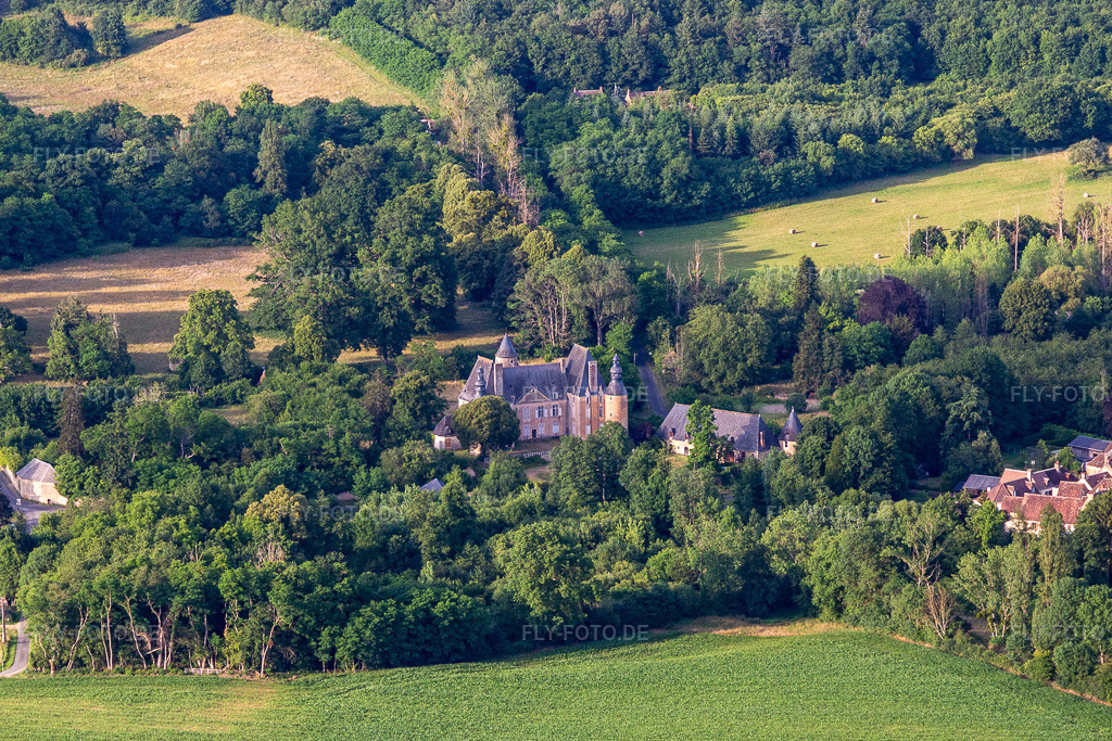 Luftbild: Château de Semur-en-Vallon in Semur-en-Vallon im Bundesland Sarthe in Frankreich. – Foto: IMG_132406.jpg vom 14.06.2022 durch Werner Riehm/FLY-FOTO.de – Auflösung des Originals: 3274 x 2183 px – Pays du Perche Sarthois