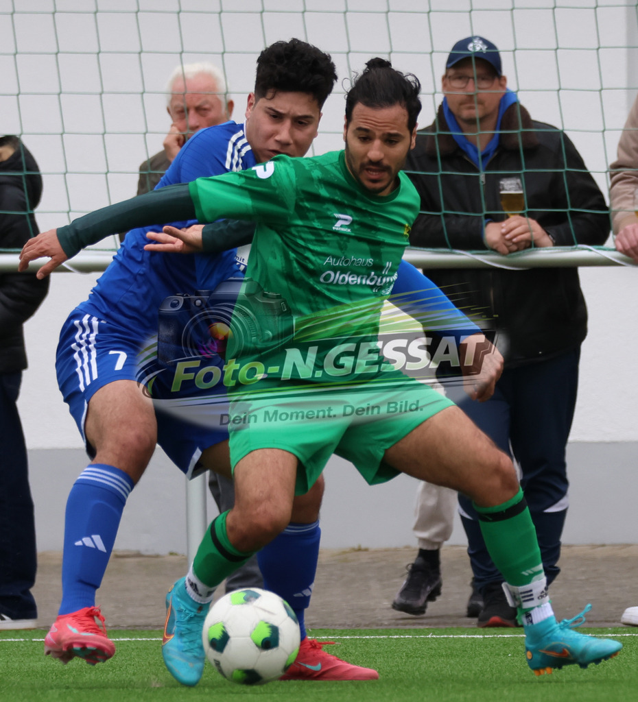 SC Enger - SV Enger-Westerenger | Auf dem Bild zu sehen: grün SC Enger: Jack Aygül ; blau SV Enger-Westerenger: Abdullah SolakSC Enger, SV Enger-Westerenger, Saison 25/26, Kreisliga A, Enger, Deutschland - Realisiert mit Pictrs.com