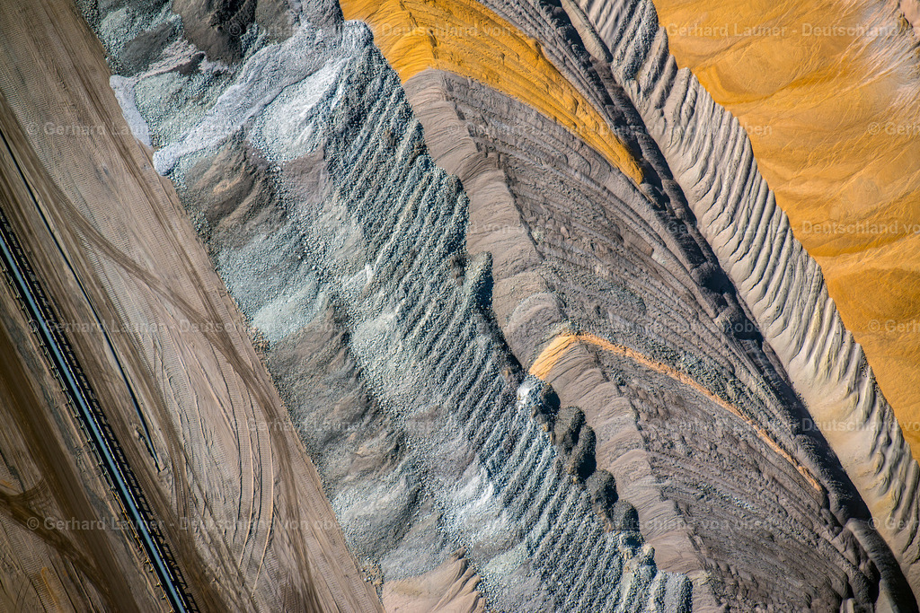 3704463 | ELSDORF 14.10.2017 Landschafts Strukturen der Abraum Flächen des Braunkohle Tagebau Niederzier in Hambach in Nordrhein-Westfalen, dem größten von der RWE Power AG (ehemals Rheinbraun AG) zur Förderung von Braunkohle betriebene Tagebau. Weiterführende Informationen bei: RWE AG. // Niederzier coal mine in Hambach in North Rhine-Westphalia. Further information at: RWE AG. Foto: Gerhard Launer