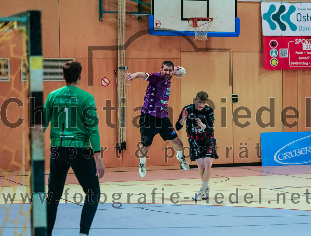 2023-11-26_006_SpVgg_Altenerding_gegen_TSV_1861_Mainburg | Erding, Deutschland, 26.11.2023:
Handball, Bezirksoberliga Männer 2023 / 2024, 9. Spieltag, SpVgg Altenerding gegen TSV 1861 Mainburg, Endergebnis: 34:20

Hannes Möser (TSV 1861 Mainburg, #1), Christian Loris (SpVgg Altenerding, #11)

Foto: Christian Riedel / fotografie-riedel.net