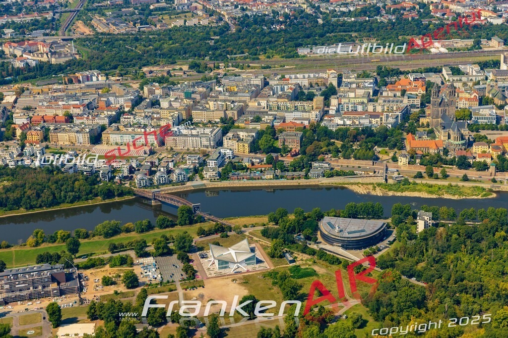 Luftaufnahme Elbe Hubbrücke Magdeburg - Die Luftaufnahme wurde 2025 vom UL-Flugzeug heraus erstellt ( ohne Drohne ) - Hochauflösende Luftaufnahme - für professionelle Ausdrucke geeignet. Die Geschenkidee !Mit Lizenz und Bildrechte bestellbar