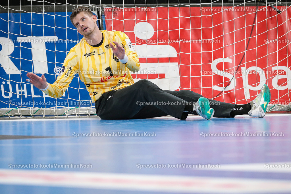 Due1HBL02062401031 | 02.06.2024, Handball, Düsseldorf, PSD-Bank Dome, Liqui Moly Handball Bundesliga, Spieltag 34, Saison 2023 2024, Bergischer HC - SG Flensburg-Handewitt: Torhüter Christopher Rudeck (Bergischer HC) liegt sich ärgernd im Tor