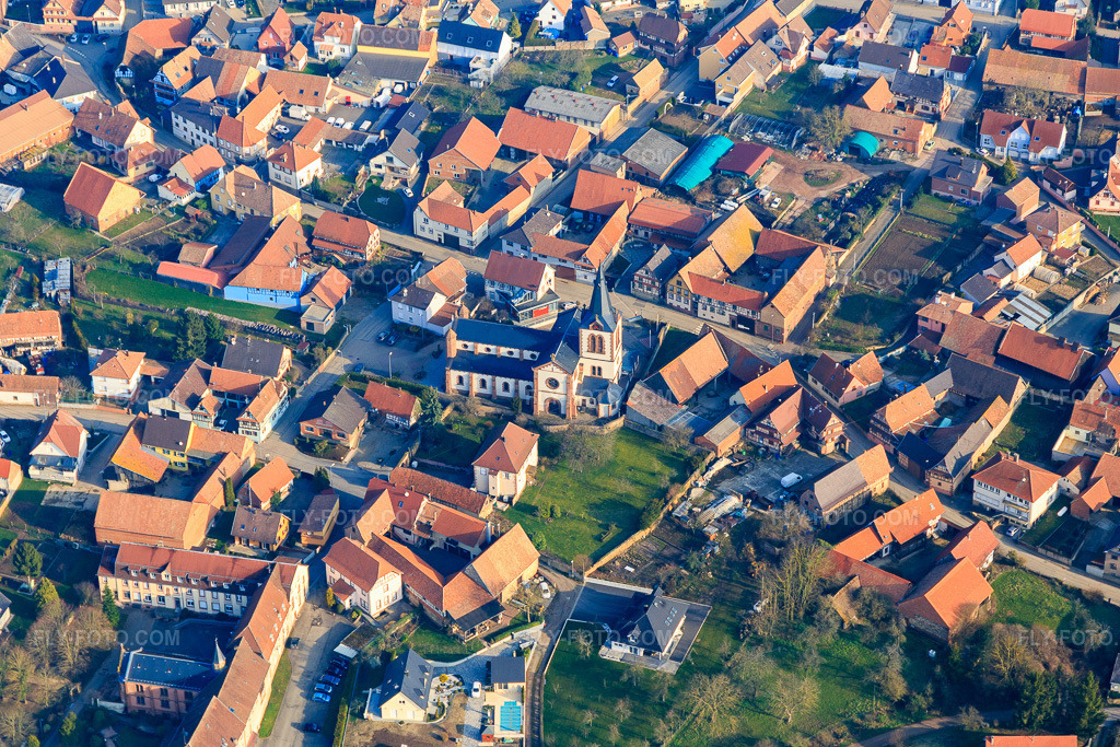 Aerial view: Church in the town center in Dauendorf in the state Bas-Rhin, France. – Photo: IMG_105367.jpg taken on 03/25/2018 by Werner Riehm/FLY-FOTO.com – Resolution of the original: 5472 x 3648 px