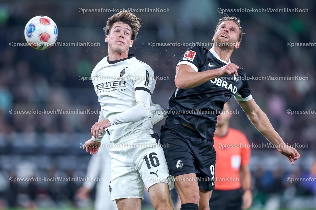 BMG05102501023 | 05.10.2025, Fußball, Borussia Mönchengladbach - SC Freiburg, 1. Fußball Bundesliga, Borussia-Park, Saison 2025 2026: Philipp Sander (Borussia Mönchengladbach #16) im Zweikampf gegen  Lucas Höler (SC Freiburg #09) Kopfball Kopfballduell DFB regulations prohibit any use of photographs as image sequences and or quasi-video.