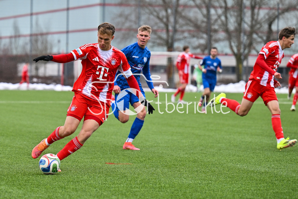 FC Bayern Amateure - SGV Freiberg Fussball | MUNICH, GERMANY - 29. JANUARY: am Ball Anton HEINZ (FC Bayern München II 9) während dem Testspiel zwischen den Amateuren des FC Bayern und dem SGV Freiberg Fussball am FC Bayern Campus