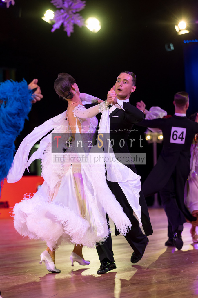 20241215_WDSF_Int_Open_Std-Riga-9599 | Tanzsportbilder, Standardtanz, Lateintanz, WDSF, DTV, LTVB, dancecomp, goc, hessen tanzt, blaues band der spree, walzer, tango, wiener walzer, slowfox, quickstepp, samba, rumba, cha-cha-cha, paso doble. jive, hd-kroft photography, turniertanzsport
