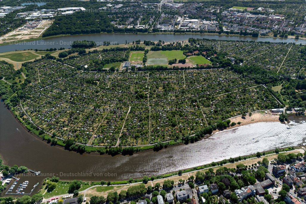 4029622 | BREMEN 01.06.2020 Parzellen der Kleingartenanlage entlang des Fluss - Verlaufs der Weser in Bremen. // Parcel of the small garden along the course of the river Weser in Bremen in Germany. Foto: Gerhard Launer