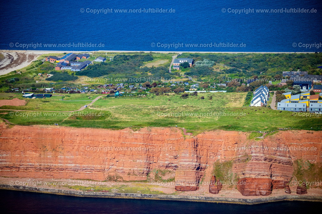 Helgoland_Schräbergärten_ELS_4012280824 | HELGOLAND 28.08.2024 Ortsansicht an der Meeres-Küste " Oberland " in Helgoland im Bundesland Schleswig-Holstein, Deutschland. Weiterführende Informationen bei: Helgoland Tourismus-Service. // Townscape on the seacoast " Oberland " in Helgoland in the state Schleswig-Holstein, Germany. Further information at: Helgoland Tourismus-Service. Foto: Martin Elsen
