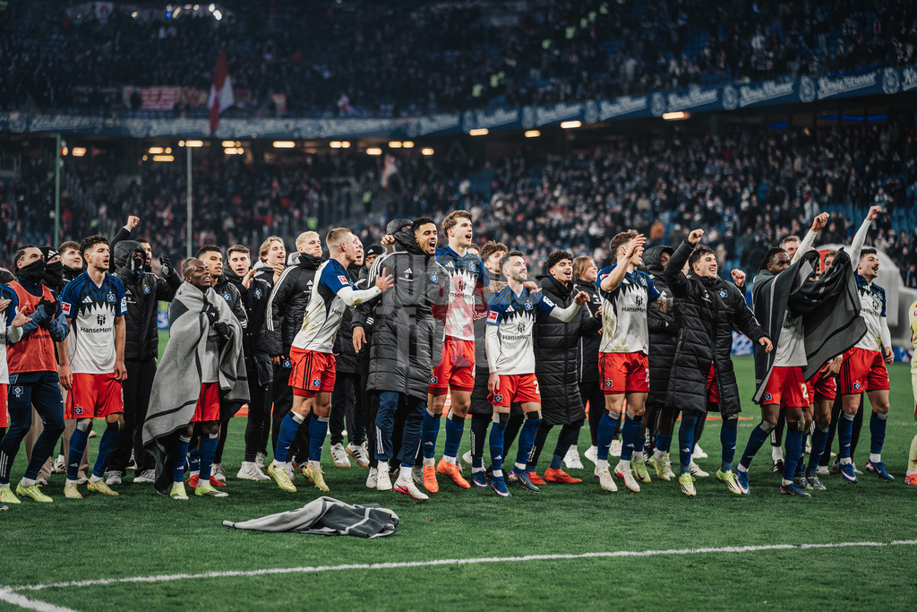 Fußball | Männer | Saison 2025/2026 | 1. Fußball-Bundesliga | 22. Spieltag | Hamburger SV vs. 1. FC Union Berlin | 14.02.2026 | HSV feiert den Sieg mit den Fans, in der Mitte v.l. Miro Muheim (#28, HSV), Robert Glatzel (#9, HSV), Luka Vuskovic (#44, HSV) und Fabio Daniel Ferreira Vieira (#20, HSV)