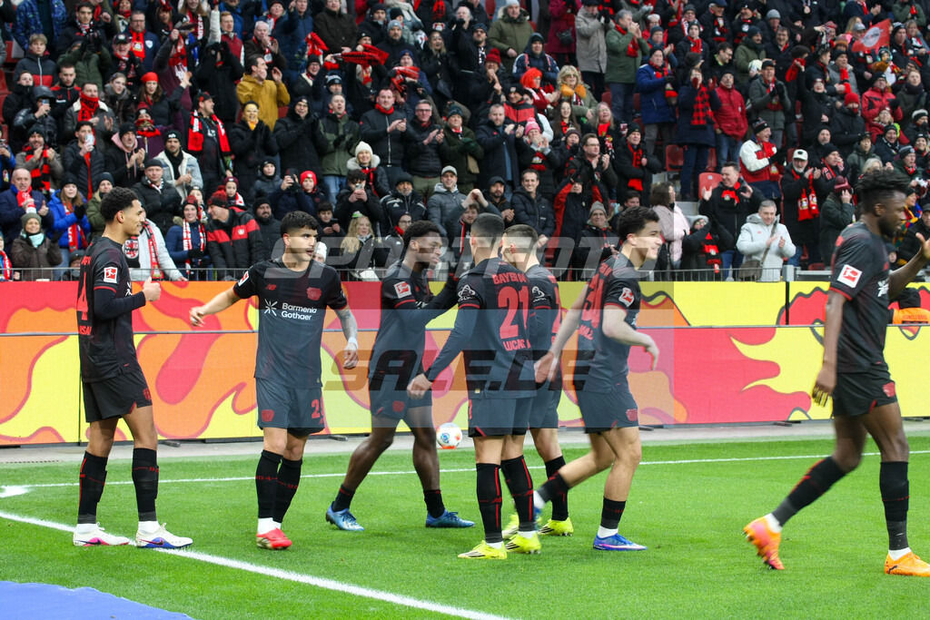 Bayer Leverkusen Saison 25/26 - © Sportfoto-Sale (MK) | Torjubel Bayer 04 um Torschütze Jarell Quansah - Bayer Leverkusen Saison 25/26 - © Sportfoto-Sale (MK) - Realisiert mit Pictrs.com