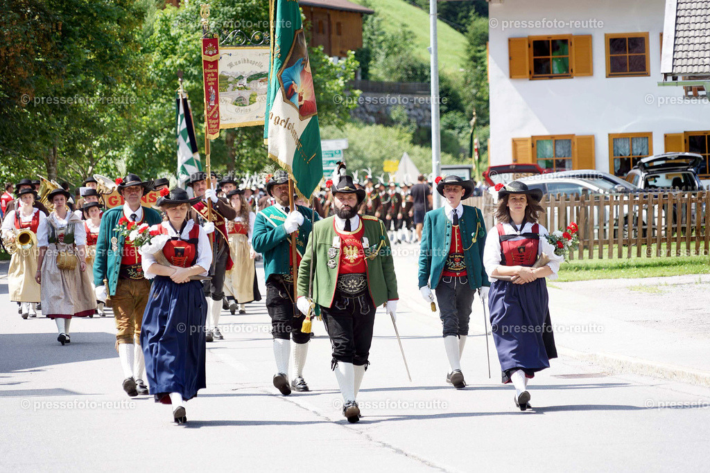 e01--news-2023-Juli23-Regimentsschuetzenfest3-Steeg-UMZUG_DORF-DSC07264 | Info aus dem Bezirk Reutte/Ausserfern Tirol sowie eine umfangreiche Bilddatenbank über die gesamte Region: Lechtal, Talkessel Reutte, Tannheimertal, Zwischentoren. Lech, Plansee, Zugspitze, Grenztunnel, B179, Fernpassstraße, Verkehr, Lawinen, Tradition, - Realisiert mit Pictrs.com