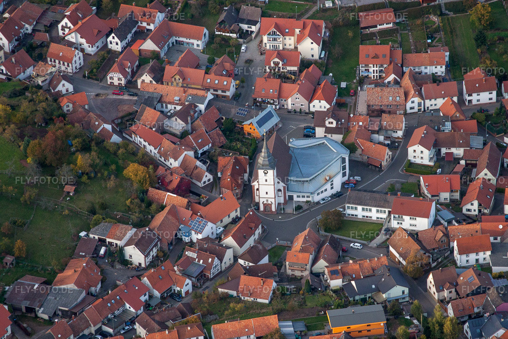 Luftbild: Kirche St. Cyriakus im Ortsteil Gossersweiler in Gossersweiler-Stein im Bundesland Rheinland-Pfalz in Deutschland. Foto: IMG_53996.jpg vom 20.10.2012 durch Werner Riehm/FLY-FOTO.de