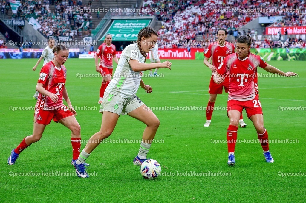 xsscx02052601121 | 02.05.2026, xsscx, Frauen Fussball, 1. FC Köln - Werder Bremen, 1. Fussball Bundesliga, 24. Spieltag, RheinEnergie-Stadion, Saison 2025 2026: Mara Alber (Werder Bremen #37) im Zweikampf gegen Martyna Wiankowska (1. FC Köln #26) DFB regulations prohibit any use of photographs as image sequences and or quasi-video. Photo: xSandraxScherningxPressefotoKochx
