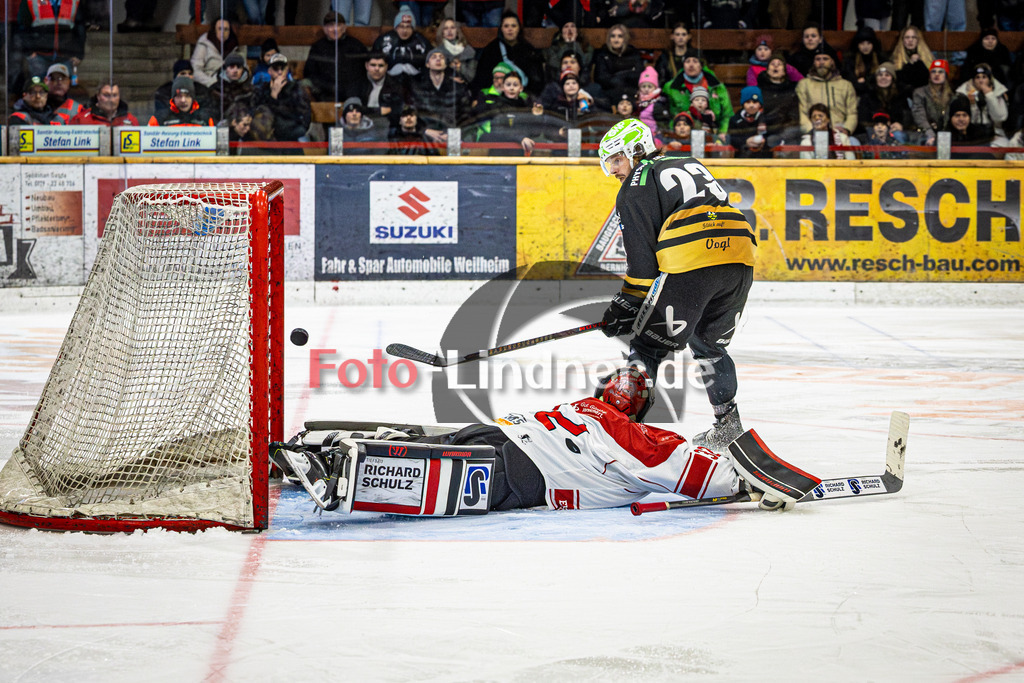 Peißenberg MINERS gegen EHC Königsbrunn LÖWEN | Eishockey Bayernliga 2025/26 Viertelfinale Spiel 2, Peißenberg MINERS gegen EHC Königsbrunn LÖWEN, 20260208,Tor Dejan VOGL (MINERS 23),2026-02-08 in Peißenberg (flatbuy Arena Peißenberg), Dejan VOGL (MINERS 23), Hannes KIEFER (MINERS 32)Copyright: WolfgangxLindner www.foto-lindner.de
