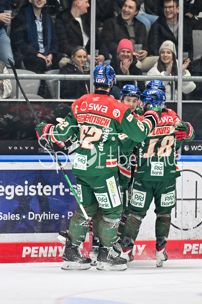 Augsburger Panther - EHC RB München | AUGSBURG, DEUTSCHLAND - 27. FEBRUAR: Jubel der Panther nach dem Anschlusstreffer zum 1-2 durch Moritz ELIAS (Augsburger Panther 46) / Tor / Torschuetze / Freude / Happy während dem Match zwischen den Augsburger Panthern und dem EHC RB München am 46. Spieltag der Penny DEL im Curt Frenzel Stadion