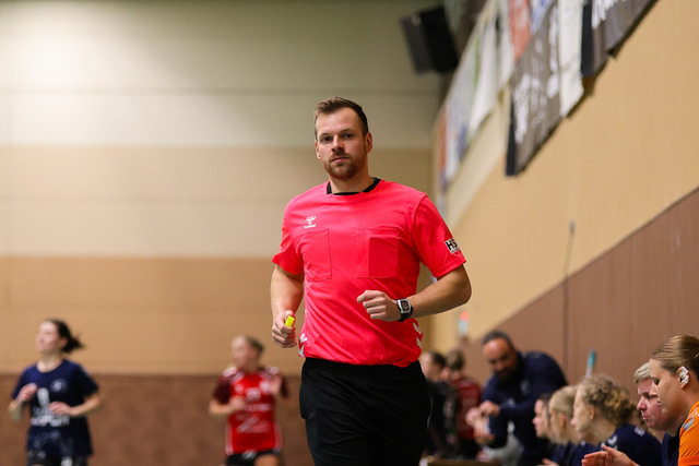 Handball I Damen I Saison 2025-2026 I Verbandsliga Süd I HSG Kalkberg 06 - MTV Dänischenhagen I 14.12.2025.73 | Steffen Lembrecht (Schiedsrichter) - Realisiert mit Pictrs.com