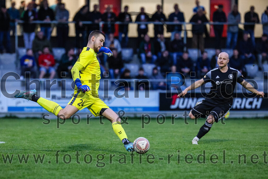 2024-04-05_032_FC_Schwaig_gegen_SV_Pullach | Oberding, Deutschland, 05.04.2024:
Fußball, Landesliga Südost 2023 / 2024, 28. Spieltag, FC Schwaig gegen SV Pullach, Endergebnis: 2:0

Torwart Maximilian Hug (FC Schwaig, #24), Josef Burghard (SV Pullach, #13)

Foto: Christian Riedel / fotografie-riedel.net