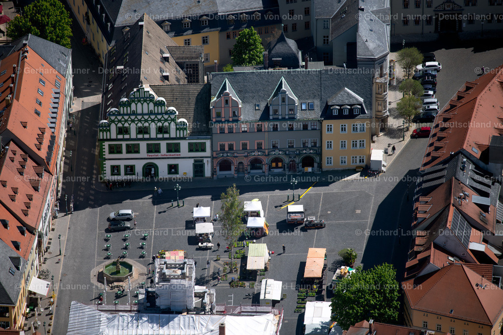 4026804 | WEIMAR 07.05.2020 Verkaufs- und Imbißstände und Handelsbuden mit dem Weimarer Stadthaus und der "Tourist Information Weimar" am Markt in Weimar im Bundesland Thüringen, Deutschland. Weiterführende Informationen bei: Theater Im Gewölbe,  weimar GmbH. // Sale and food stands and trade stalls in the market place with the Weimarer Stadthaus on Markt in Weimar in the state Thuringia, Germany. Further information at: Theater Im Gewoelbe,  weimar GmbH. Foto: Gerhard Launer